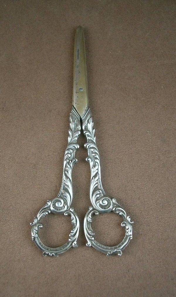 Importante Paire de ciseaux à raisin anciens en argent XIXe style Louis XV