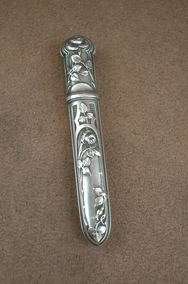 Etui à aiguille Art Nouveau en argent massif décor de roses
