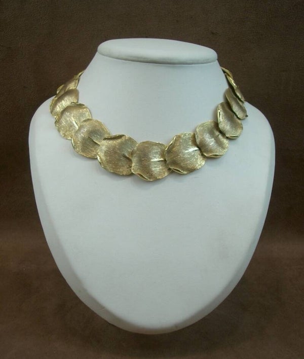 Collier articulé en métal doré signé Balenciaga Paris vers 1980