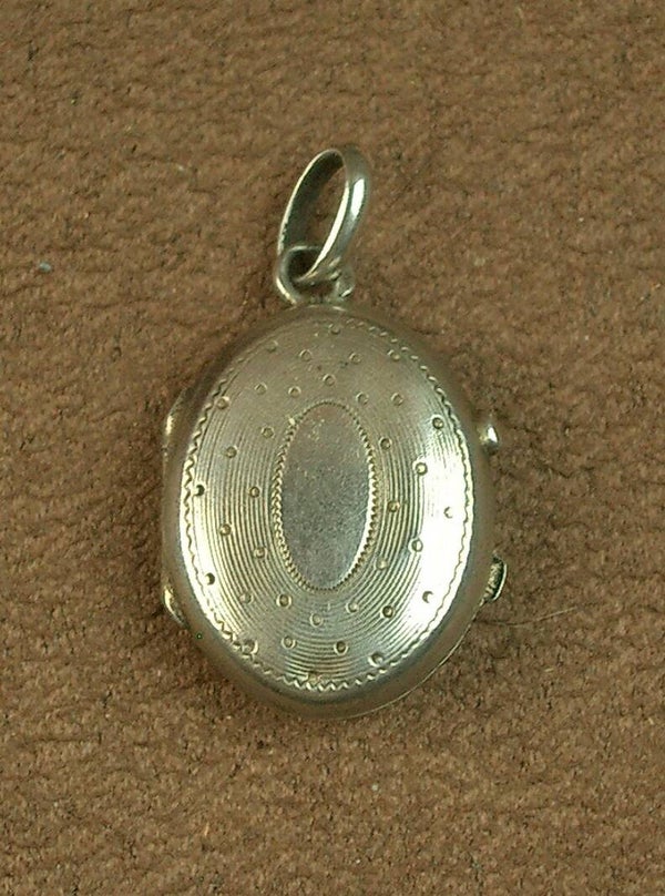 Ancien pendentif ouvrant porte photo en argent massif ciselé