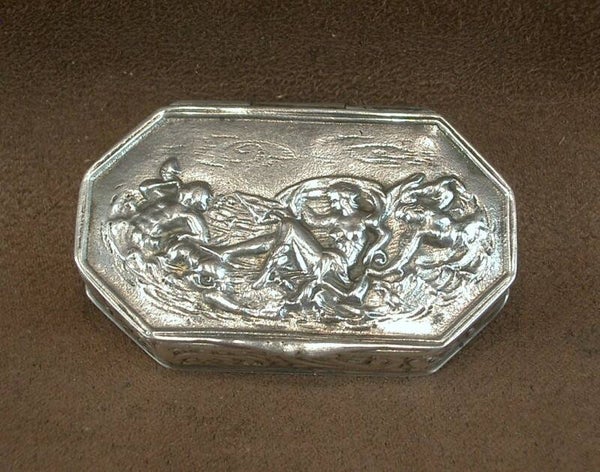Ancienne boite à pilules ou à priser en argent massif décor de naïades