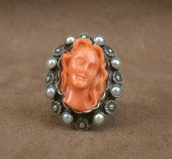 Bague ancienne en argent massif camée en corail et perles