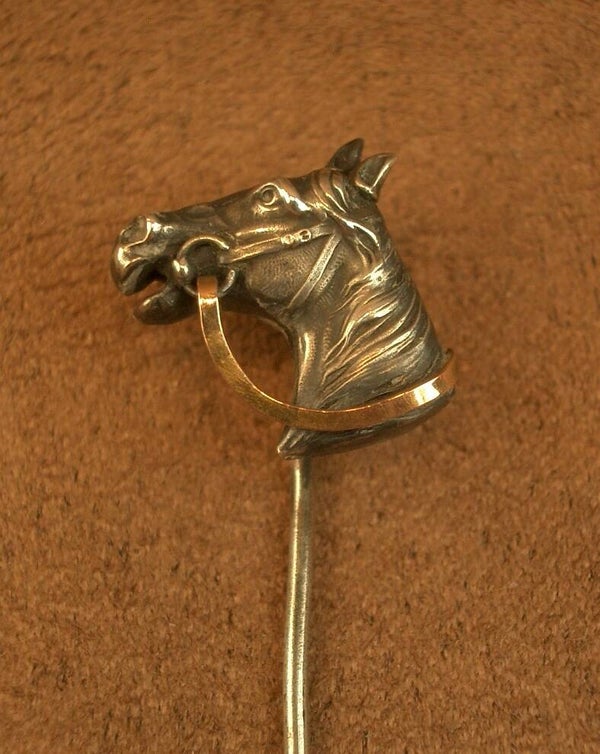 Epingle de col ou de cravate ancienne en argent et vermeil décor cheval
