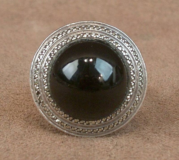 Importante bague ancienne en argent massif et cabochon d'Onyx