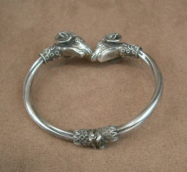 Bracelet en argent massif aux deux têtes de bélier affrontées