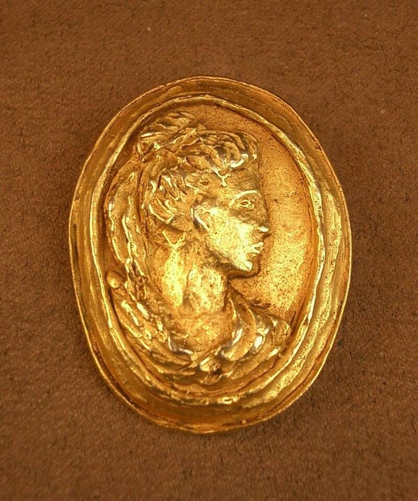 Belle broche vintage en métal doré signée Christian Lacroix, femme à l'antique façon camée