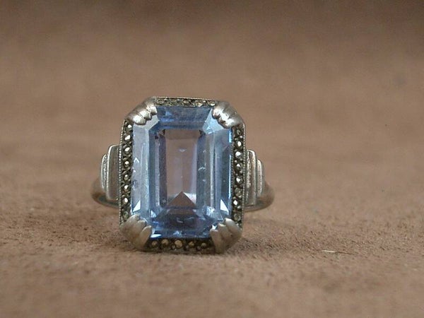 Bague ancienne Art déco en argent et pierre bleue