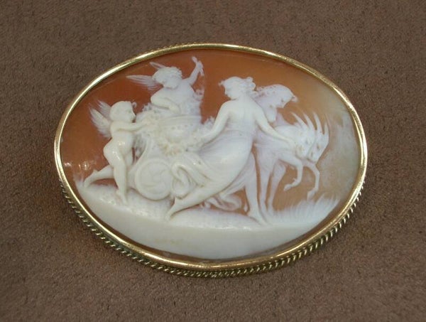 Bel ancien camée coquillage au char de cupidon, monture en or 18k formant Broche