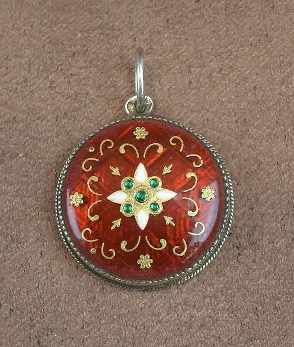 Bel ancien pendentif en argent et émaux bressans fond rouge