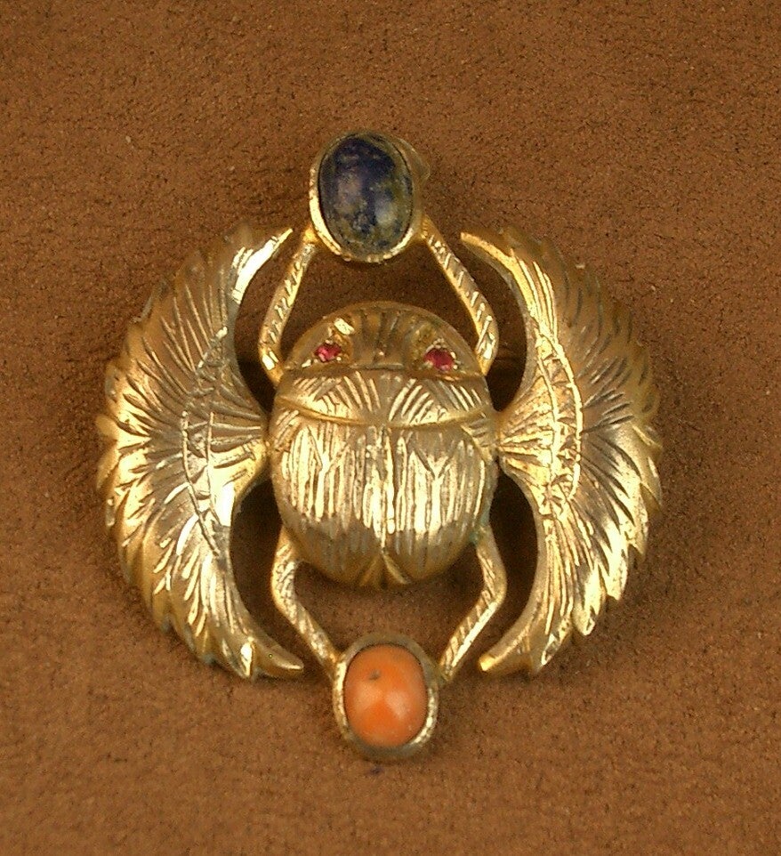 Importante broche ou pendentif ancien scarabée en vermeil corail et lapis lazuli