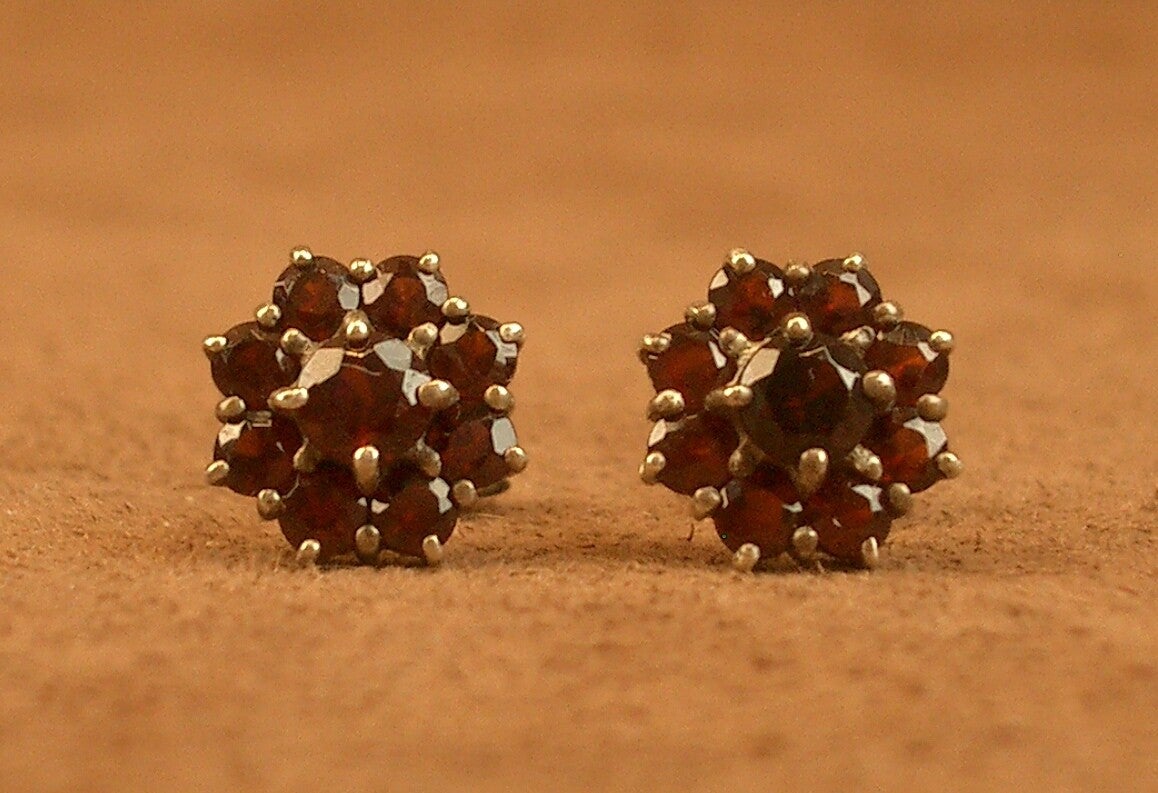 Clous d'oreilles anciens en argent sertis de grenat