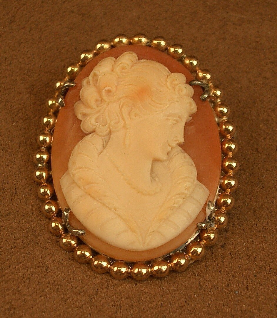 Broche ancienne, camée coquillage profil féminin monture or et argent