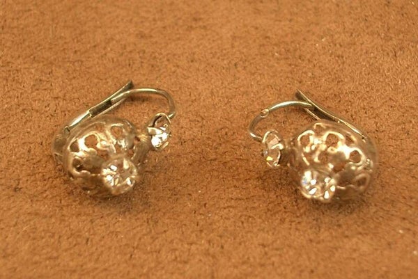 Paire de boucles d'oreille dormeuses anciennes en argent massif