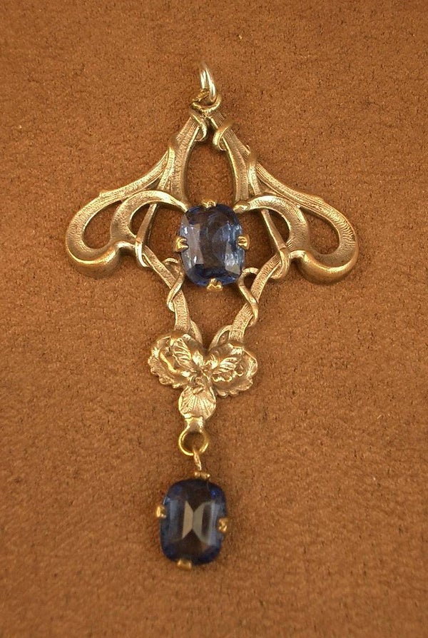 Pendentif Art Nouveau en métal argenté et pierres bleues