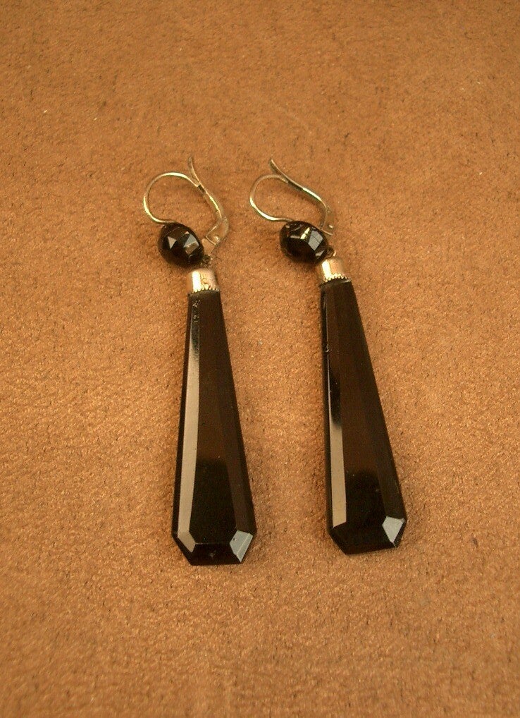 Paire de boucles d'oreille dormeuses pendantes anciennes en vermeil et pierres noires