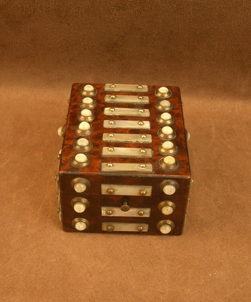 Superbe boite porte montre à gousset en loupe applications en nacre XIXe siècle