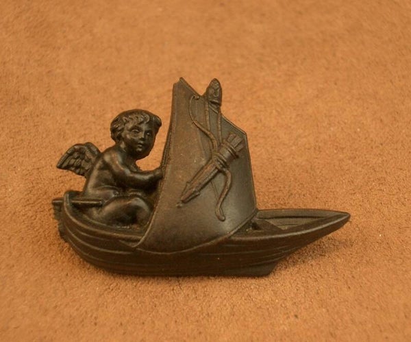 Broche de deuil ancienne en ébonite gutta oercha angelot navigant XIXe siècle