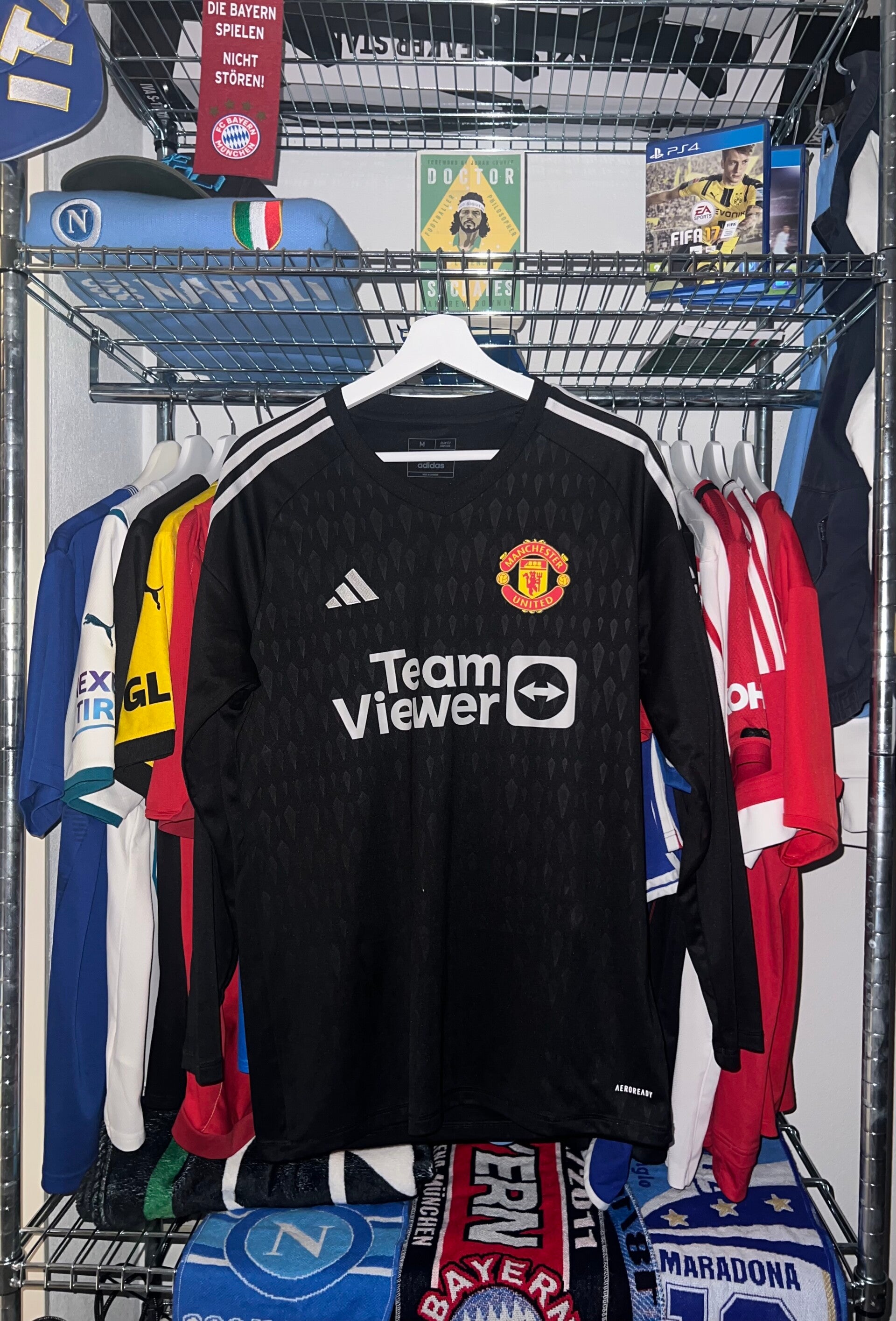 Manchester United F.C. 2023-2024 - Goalkeeper kit - Size M