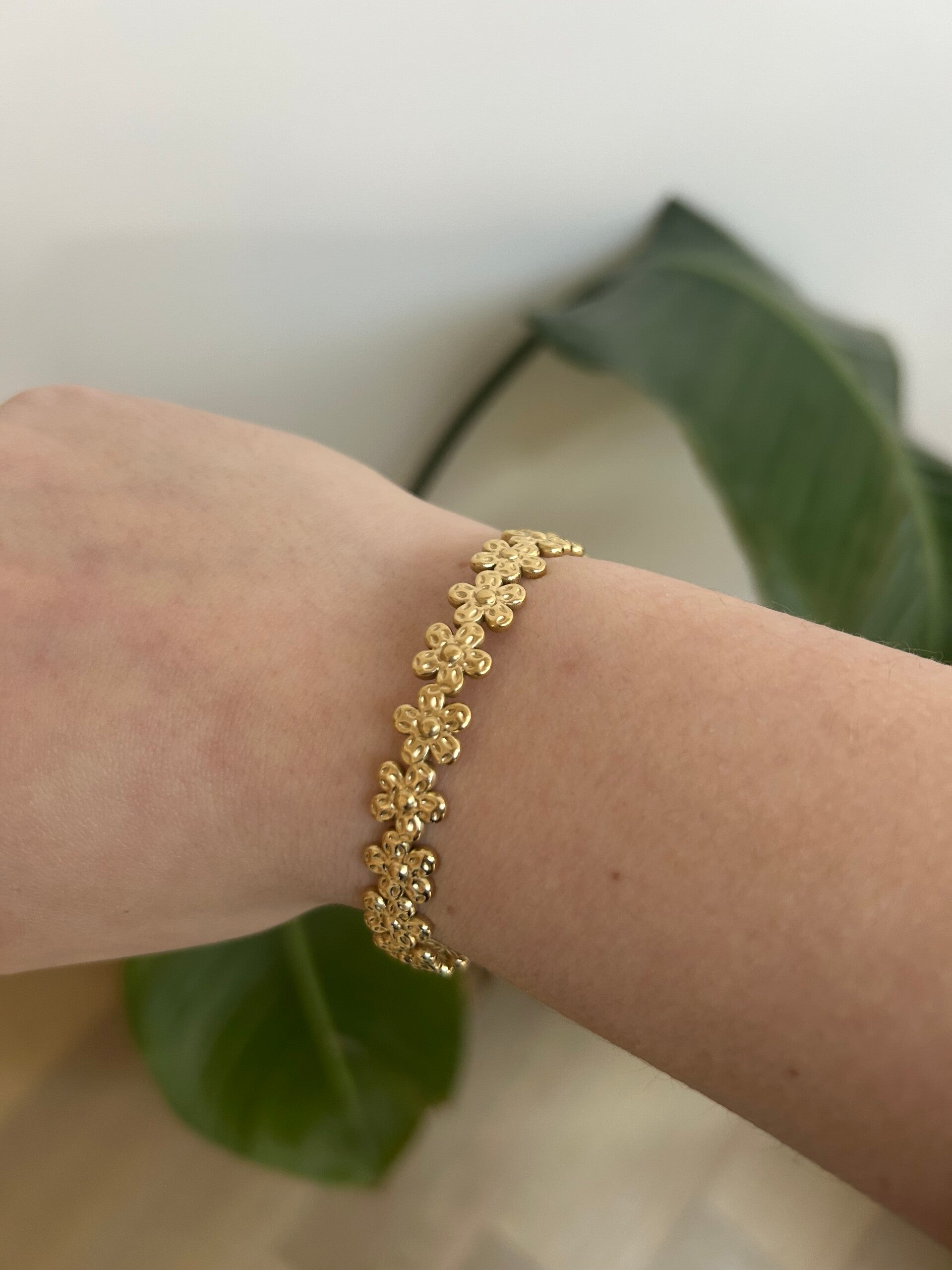 Flower bangle - gold