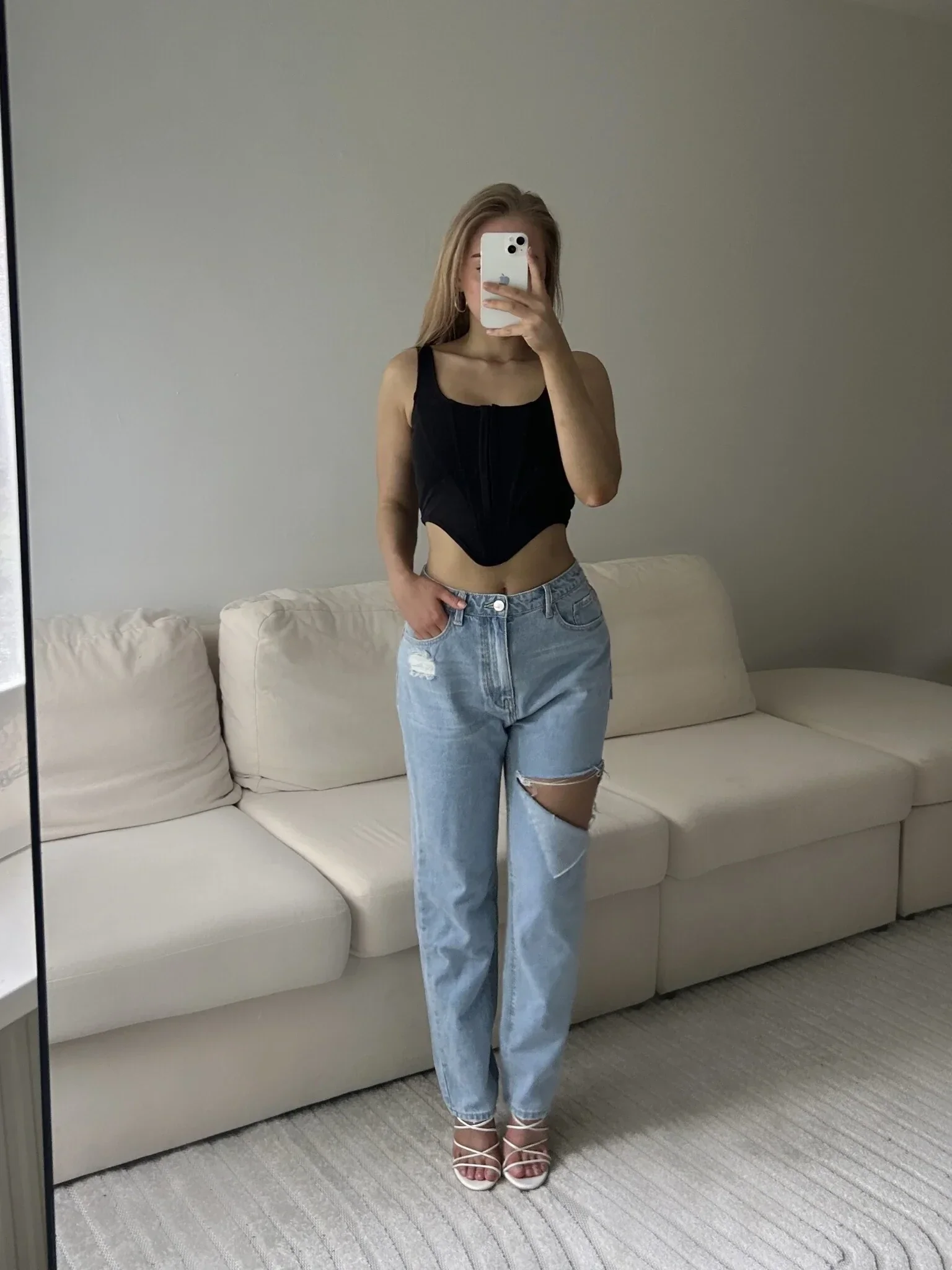 RIPPED KNEE MOM JEANS