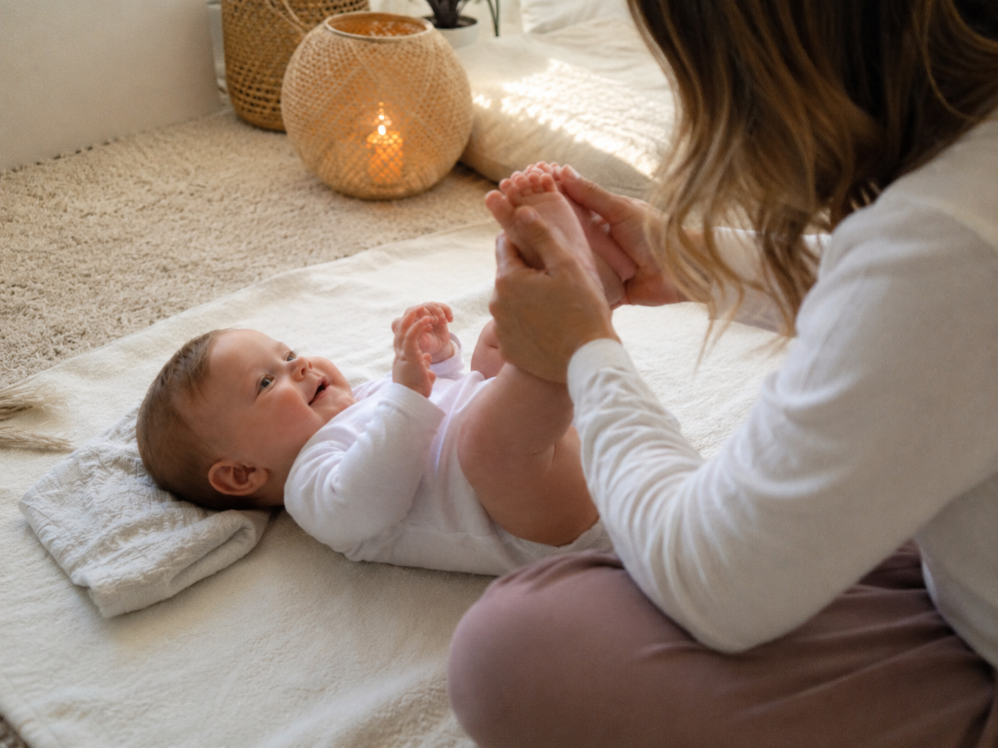 Ouder en baby doen samen een baby yoga-oefening
