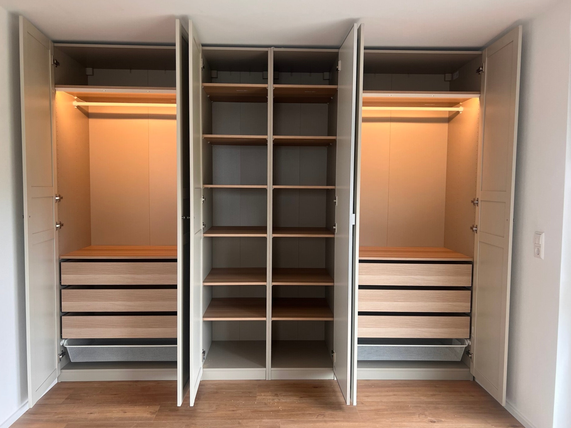 Kleiderschrank mit Beleuchtung