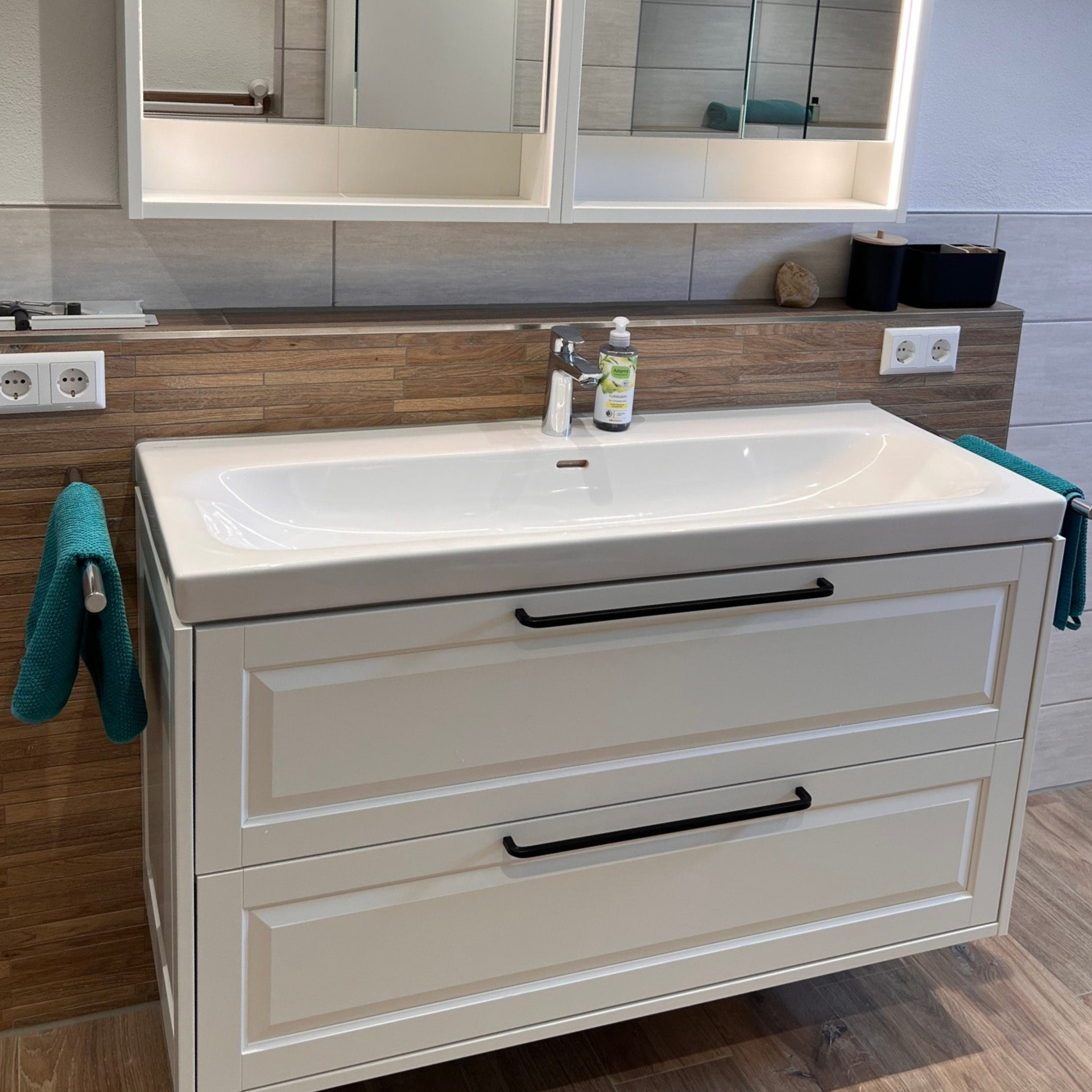 Hängender Waschbeckenunterschrank 