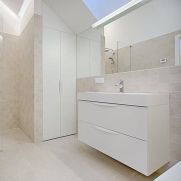 Badezimmer mit Spiegel nach Maß