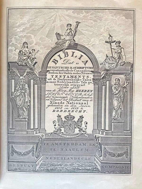 Dit is een 19e-eeuwse Statenvertaling Dit is een 19e-eeuwse Statenvertaling, uitgegeven door de Nederlandse Bijbelgenootschap. De gravure toont de editie die in opdracht van het Concilie van Dordrecht (1618-1619) werd gedrukt en die de officiële Bijbel va