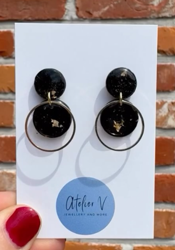 Model Manon met ring