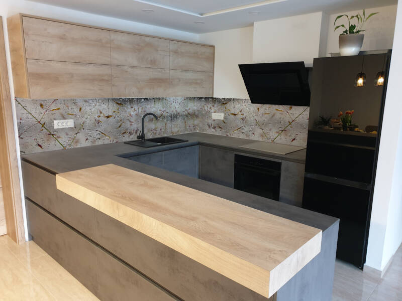 moderna kuhinja izdelana po meri s foto tapeto