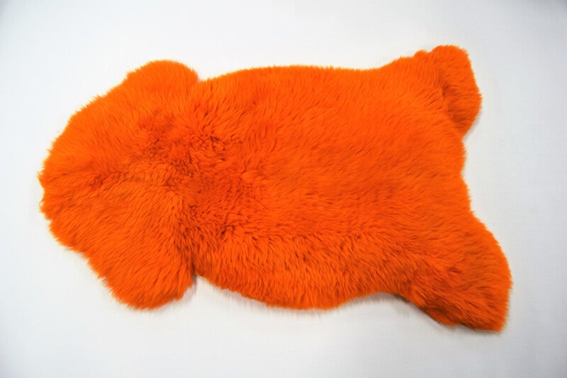 Gekleurde schapenvacht oranje.