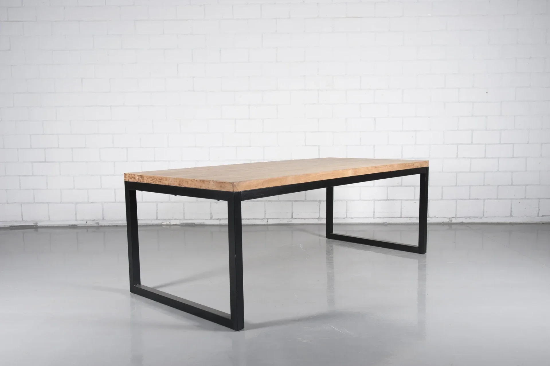 Eettafel 'Iron' in verschillende afmetingen