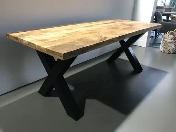 Eetkamertafel in mangohout met metalen X-poten