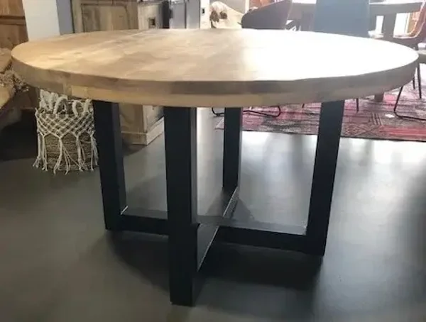 Eettafel Mango met robuuste Kruispoot