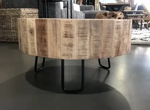 Salontafel in mangohout afgewerkt met metaal