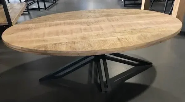 Salontafel in mangohout afgewerkt met metaal