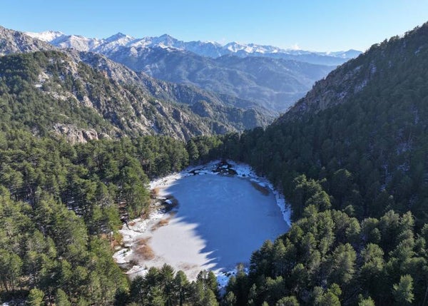 Le lac de Creno gelé