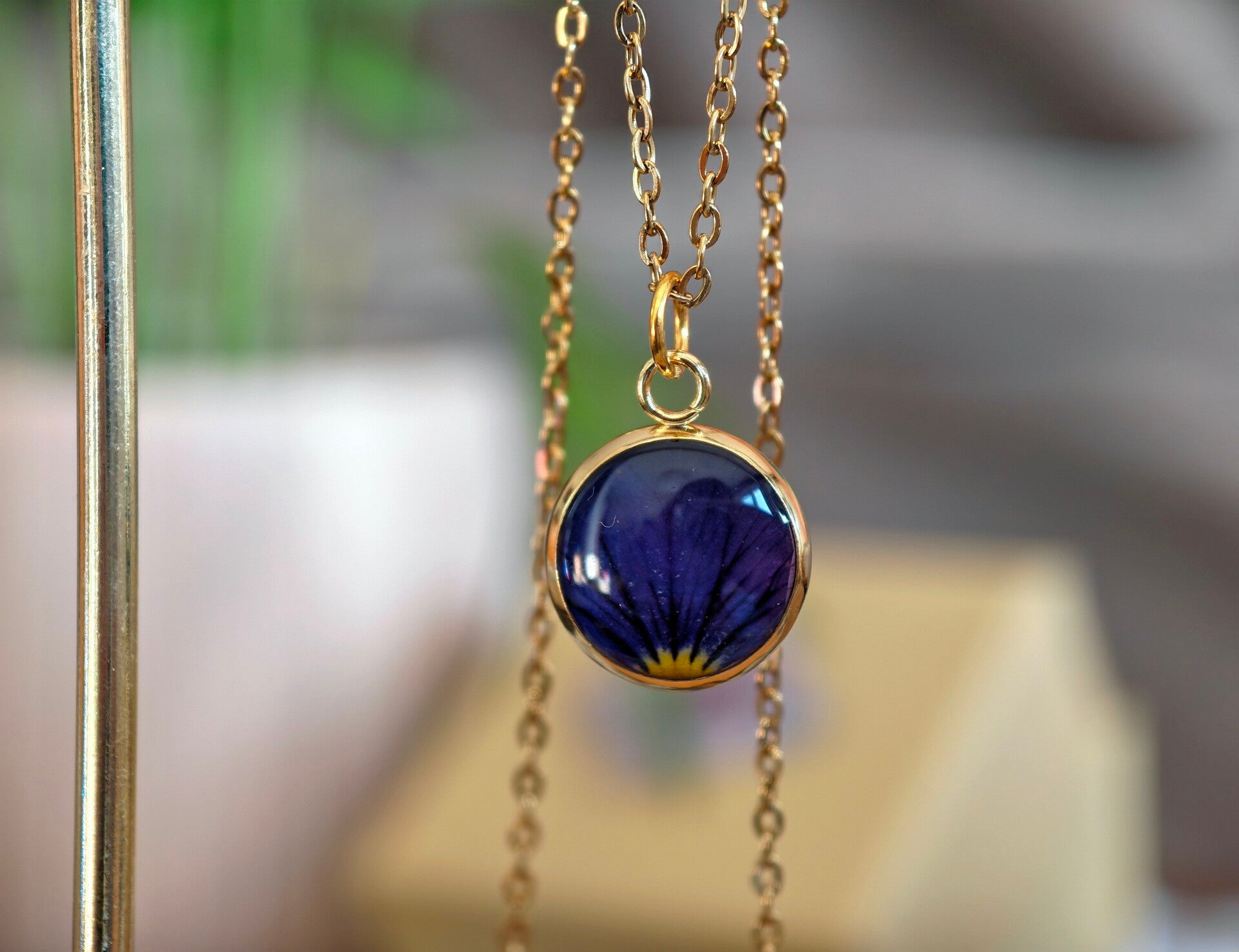 ❧ Collier Pensée sauvage - Acier inoxydable Doré - Medaillon rond