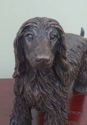 Hardhouten Urn met staande Afghan Hound, brons