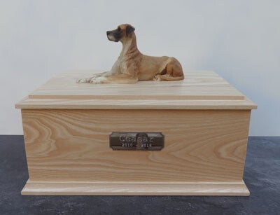 Hardhouten Urn met Hondenbeeld