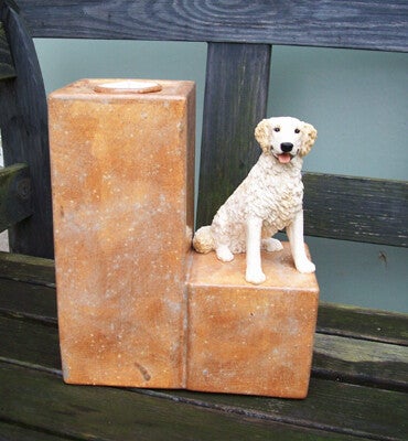 Keramieke urn met hondenbeeld.