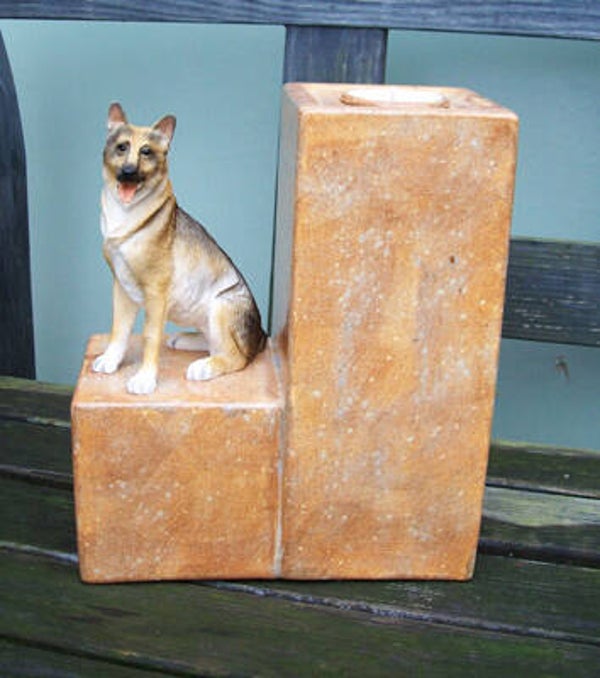 Urn Hoge Kubus Keramieke urn met hondenbeeld.