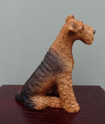 Hardhouten urn met Airedale Terrier