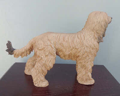 Hardhouten Urn met staande Afghan Hound