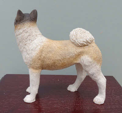 Hardhouten urn met Akita Inu