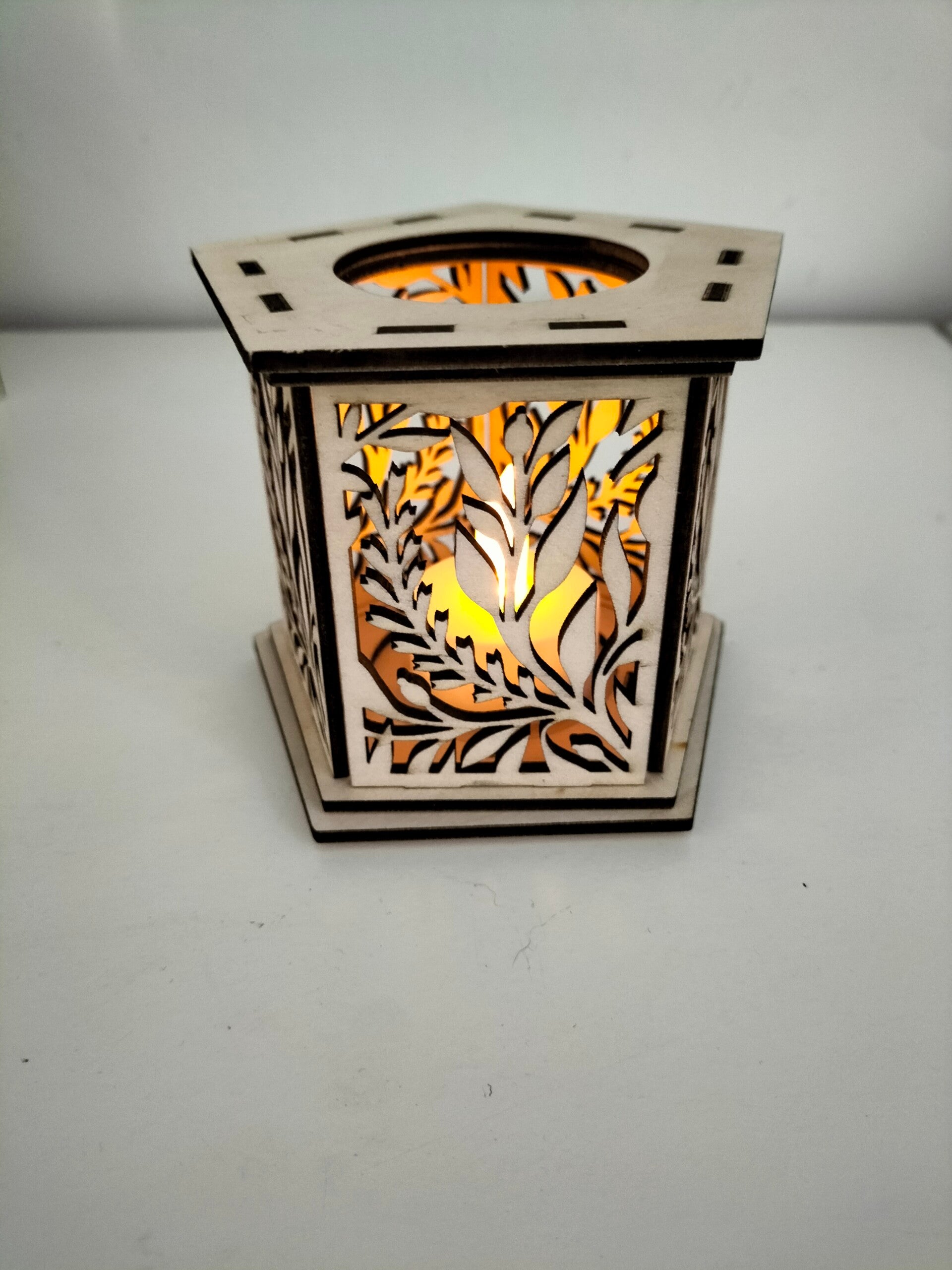 Bougeoir Lanterne Hexagonale Ajourée Motifs Feuilles