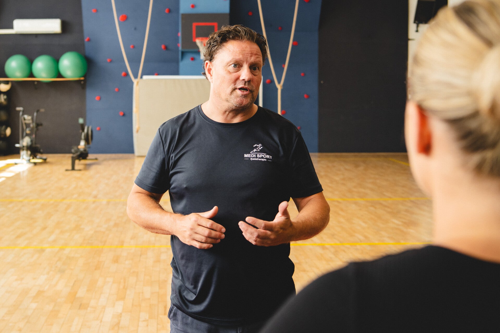 Trainer geeft uitleg over een oefening bij SPORTIEV