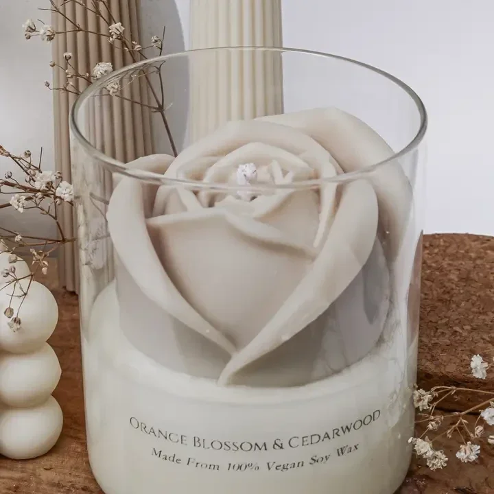 geurkaars met beige roos