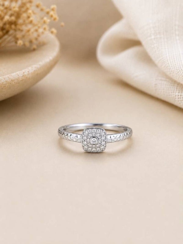 Bague fine solitaire sertie d’un strass rond Argent